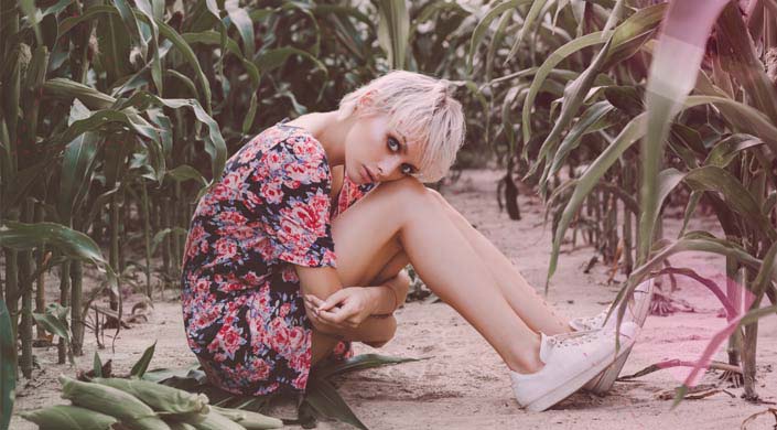 una chica en mitad del campo