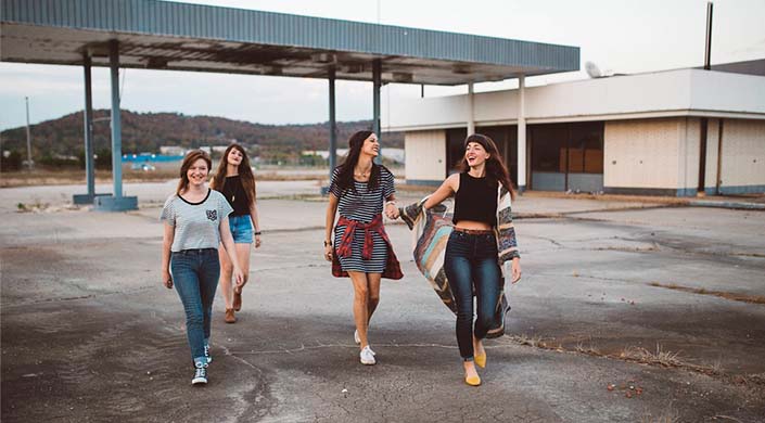 un grupo de amigas contentas